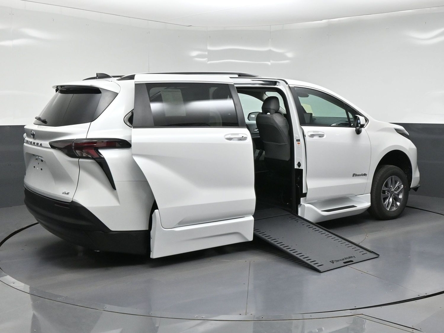 White Toyota Sienna image number 6