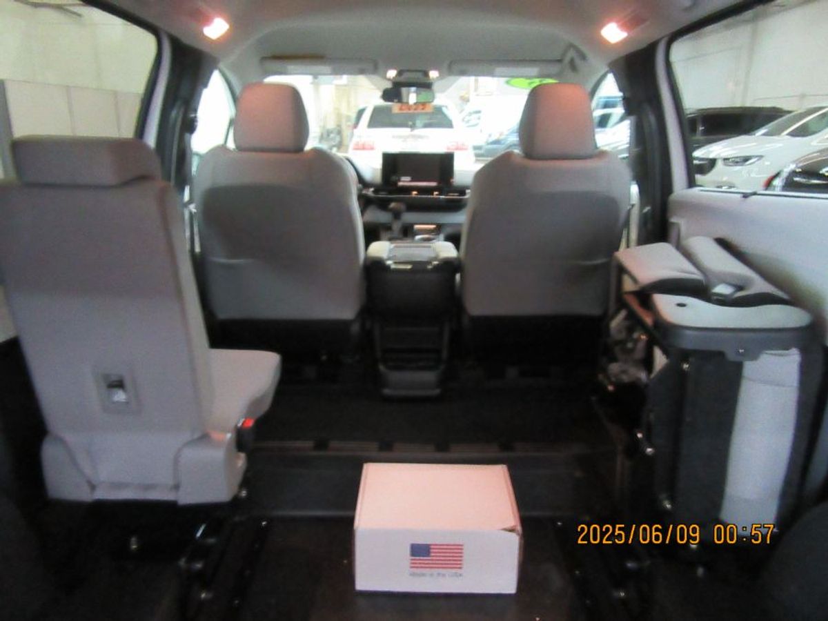 White Toyota Sienna image number 2