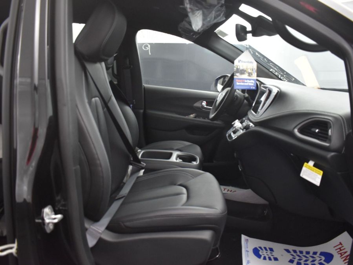 Black Chrysler Pacifica image number 11