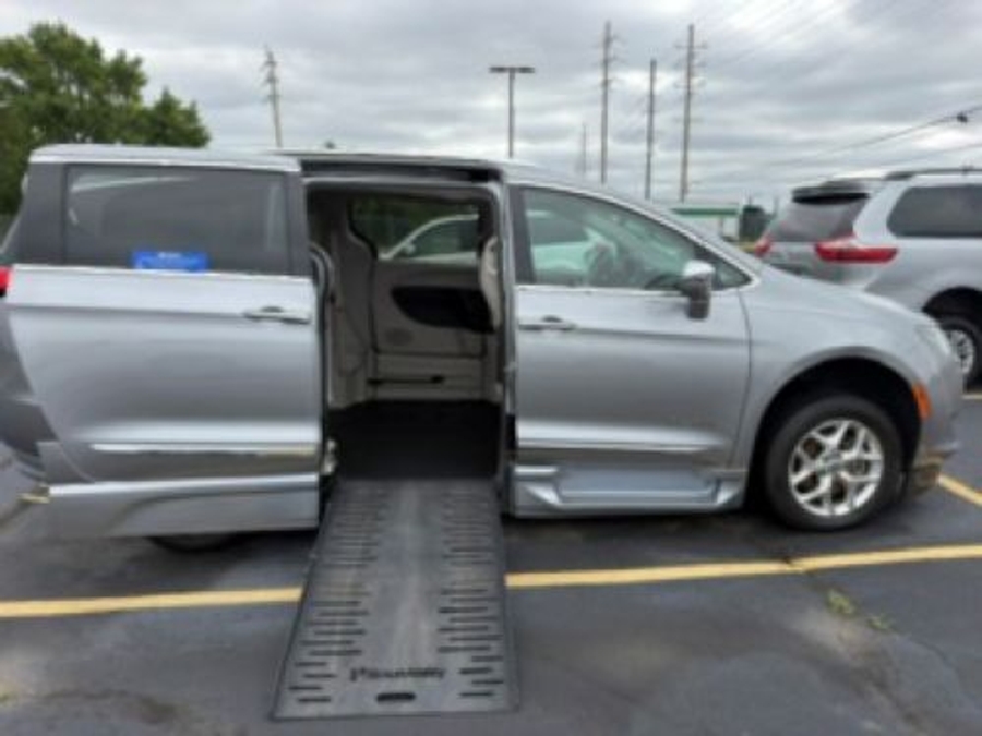 Used 2020 Chrysler Pacifica Limited - BraunAbility Side Entry Fold Out Automatic Ramp