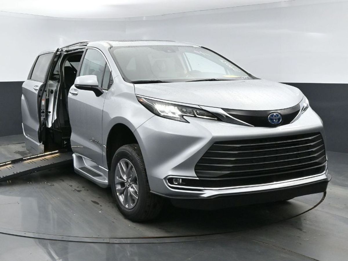 Silver Toyota Sienna image number 13