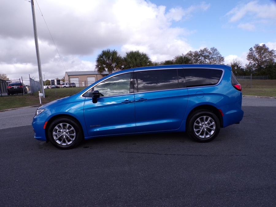 Blue Chrysler Pacifica image number 3