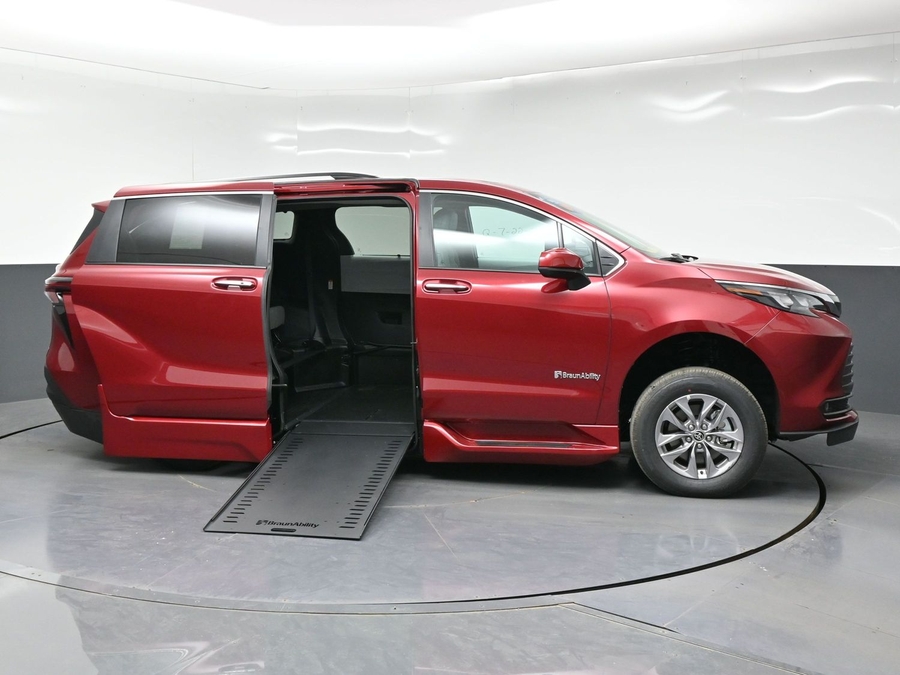 New 2026 Toyota Sienna Hybrid XLE Base - BraunAbility Side Entry In Floor Automatic Ramp