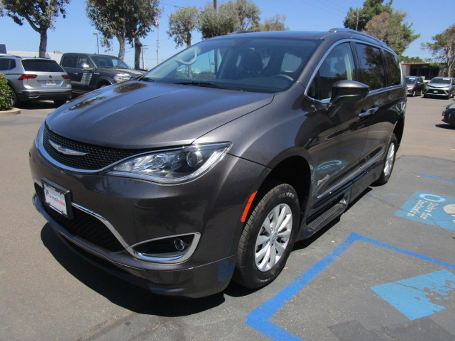 Used 2018 Chrysler Pacifica Touring L - BraunAbility Side Entry In Floor Automatic Ramp