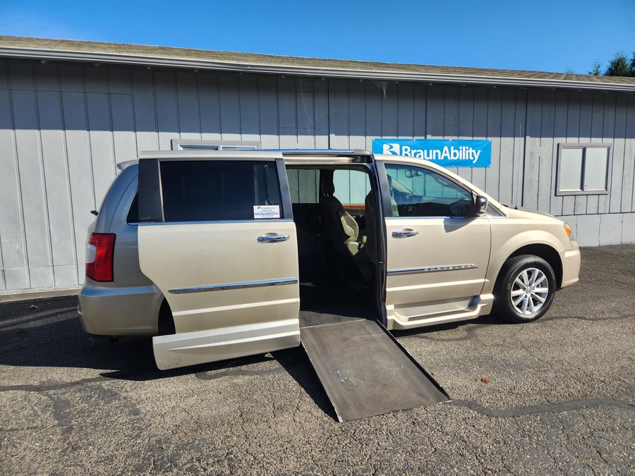 Used 2015 Chrysler Town and Country Limited Platinum - VMI Side Entry In Floor Automatic Ramp