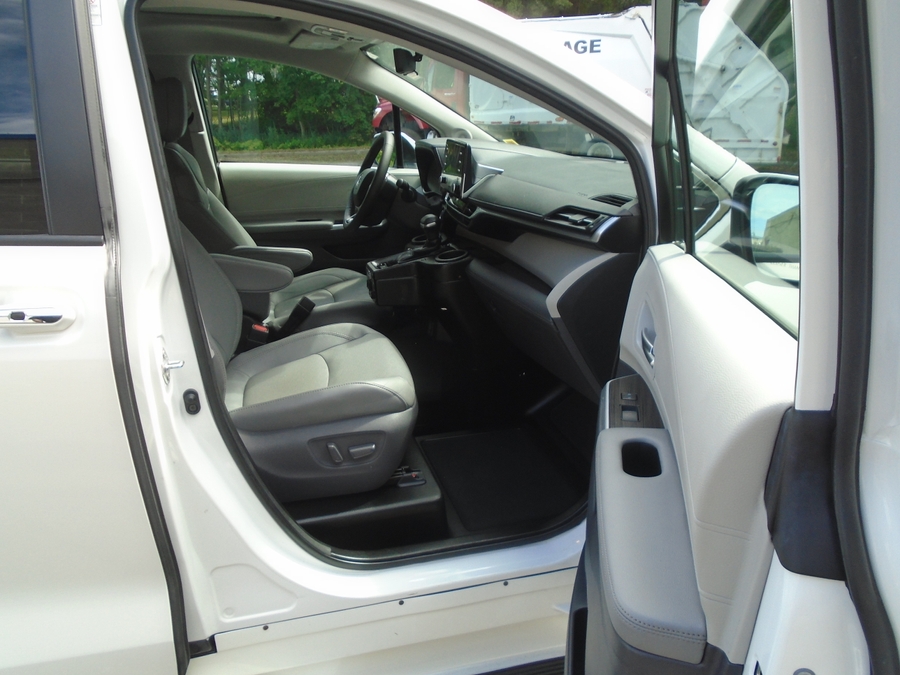 White Toyota Sienna image number 3