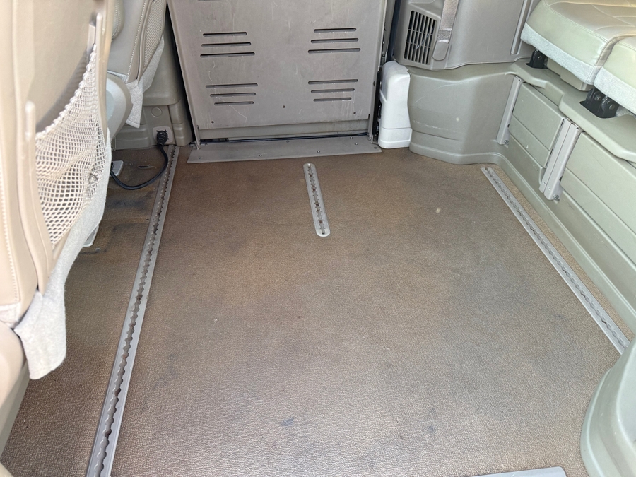  Chrysler Town and Country image number 4