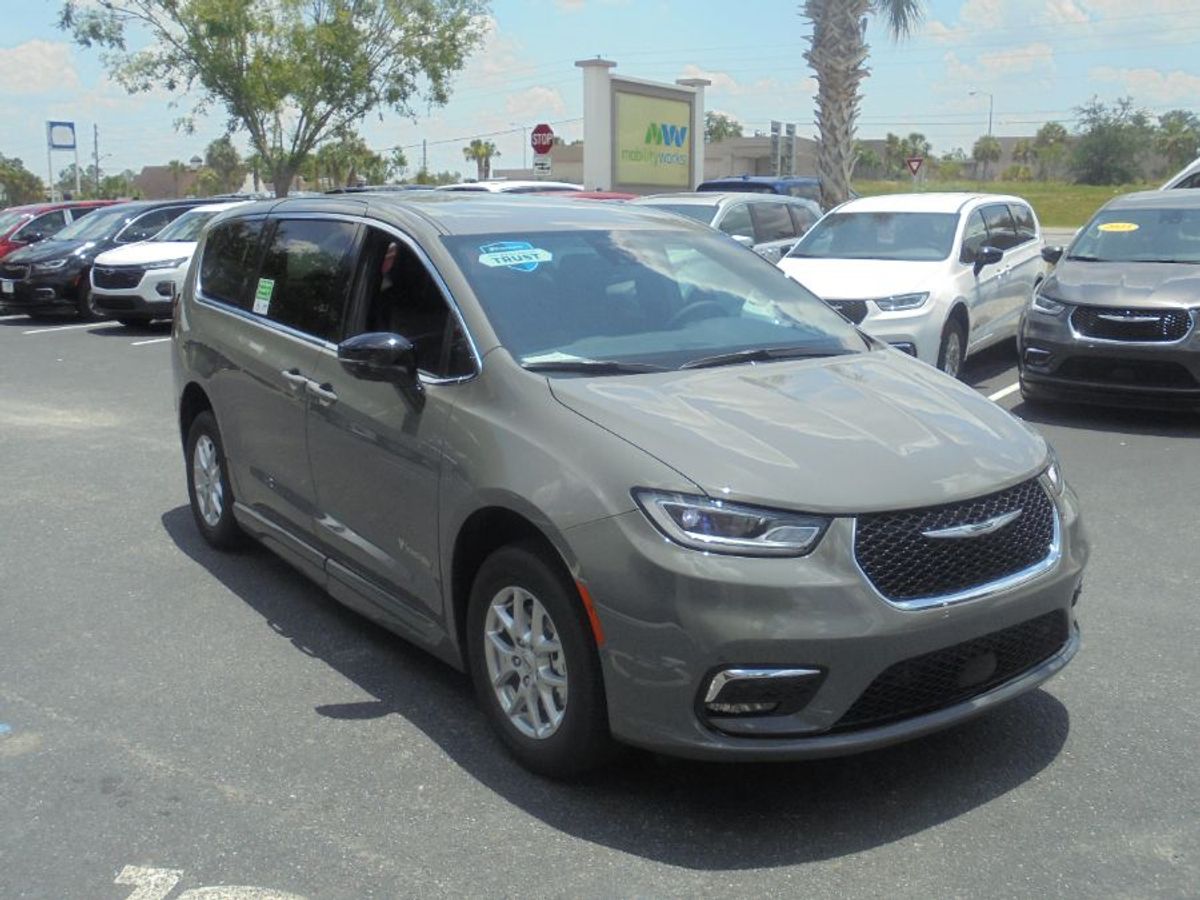 2025 Chrysler Pacifica Select's photo
