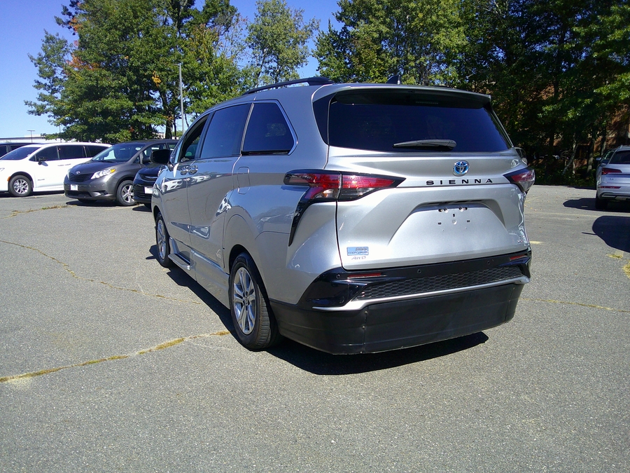  Toyota Sienna image number 7