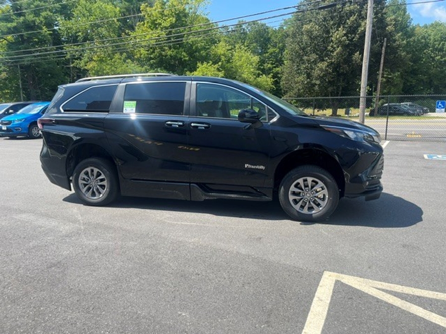 Imagen de la Toyota Sienna negra número 6