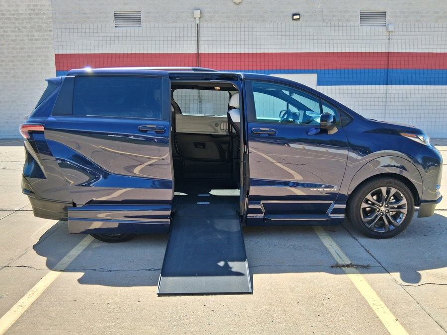 Blue Toyota Sienna image number 6