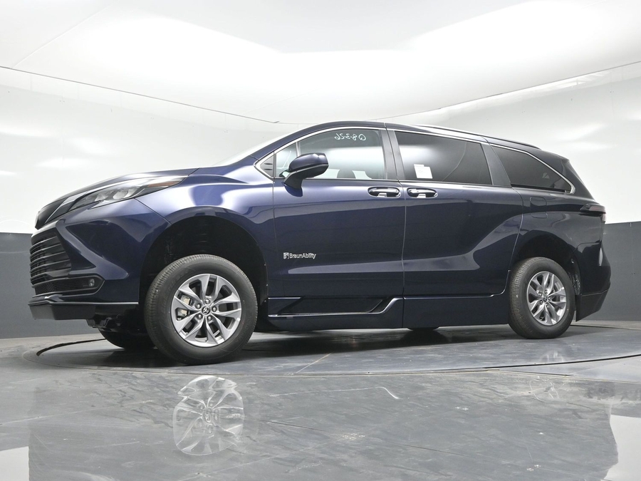 New 2026 Toyota Sienna Hybrid XLE Add - BraunAbility Side Entry Fold Out Automatic Ramp