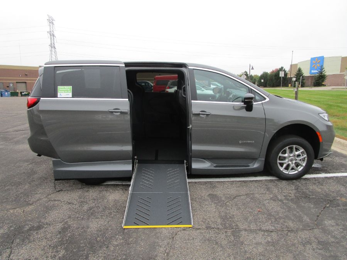 2025 Chrysler Pacifica Select's photo