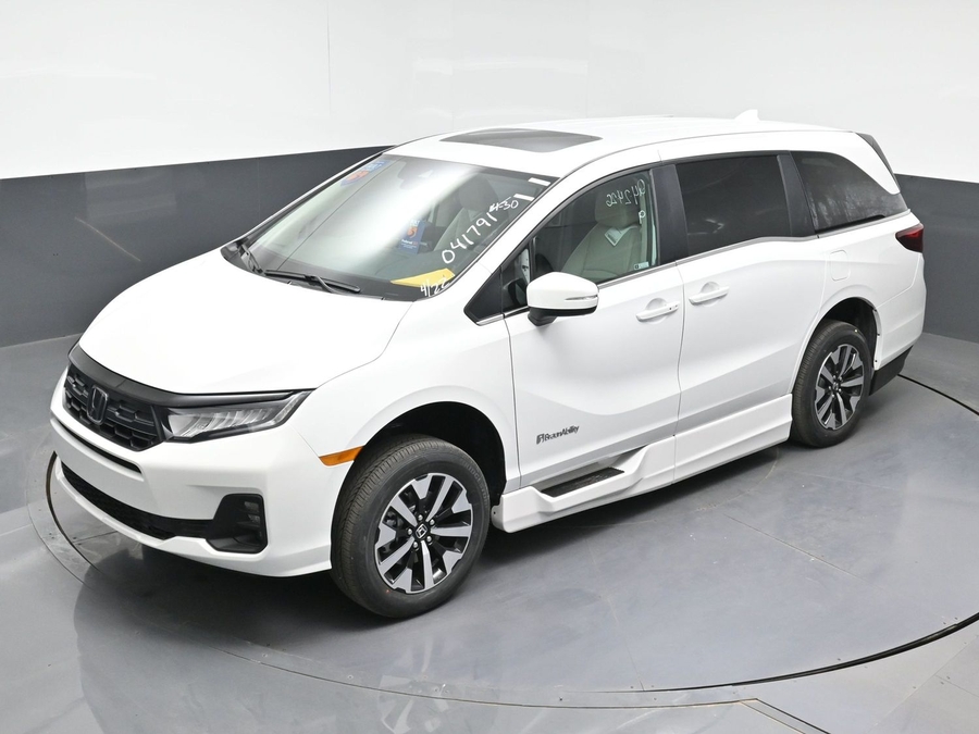 White Honda Odyssey image number 20