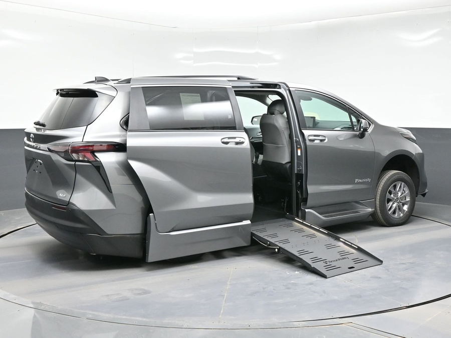 Grey Toyota Sienna image number 3