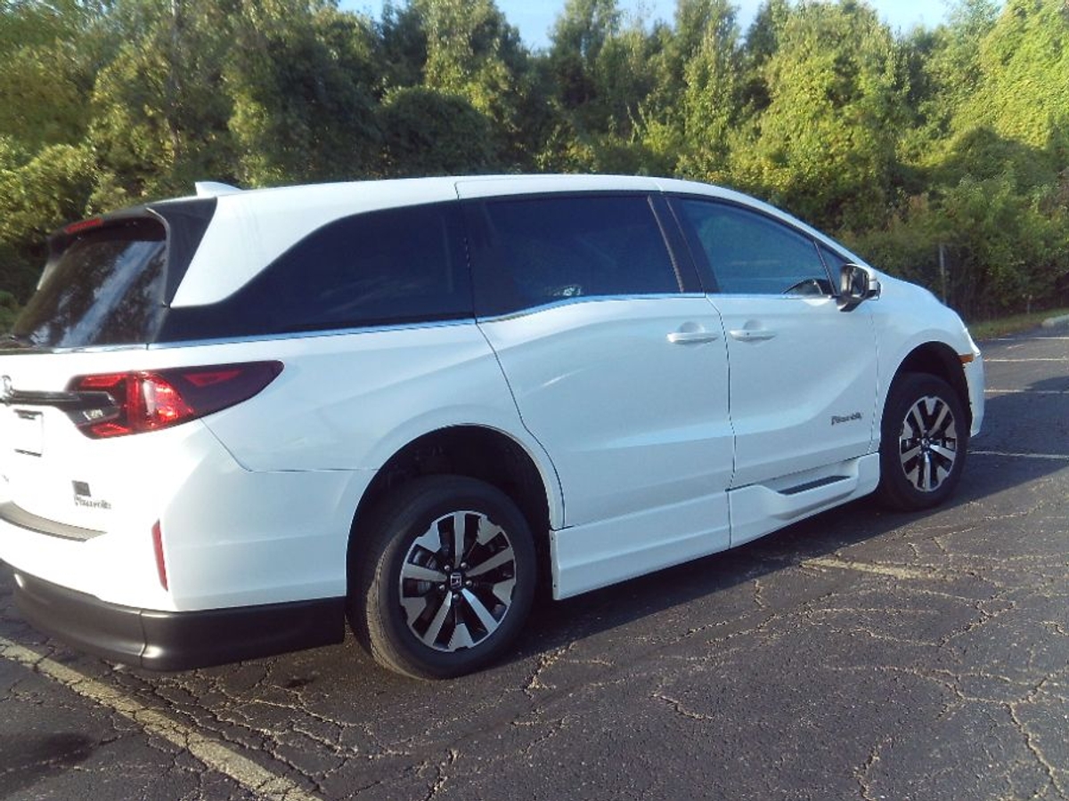 White Honda Odyssey image number 17