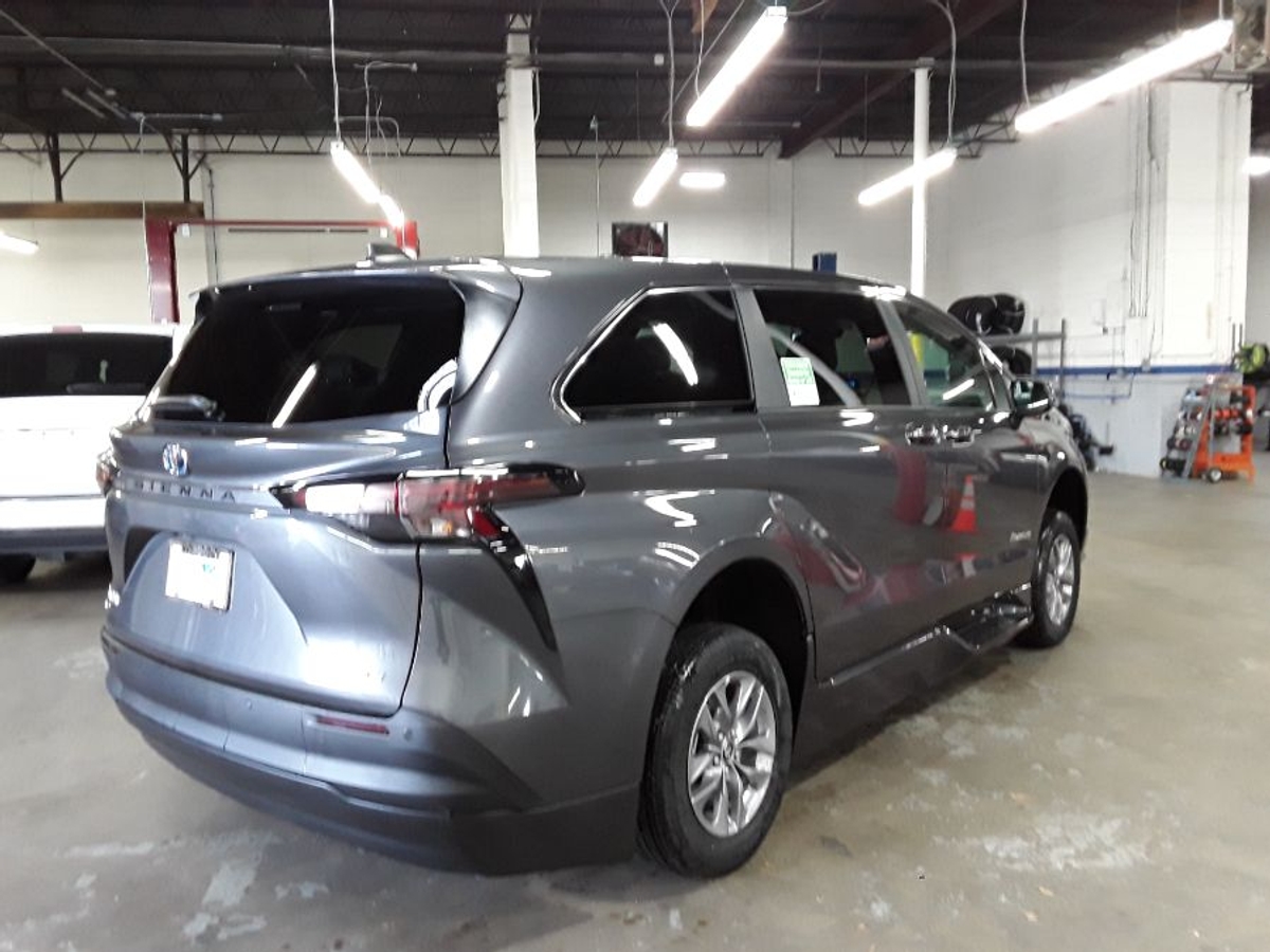 2025 TOYOTA SIENNA - Image 33