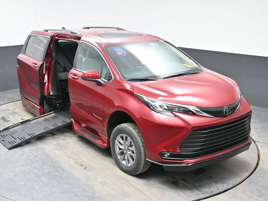 New 2026 Toyota Sienna Hybrid XLE Base - BraunAbility Side Entry Entry Fold Out Automatic Ramp
