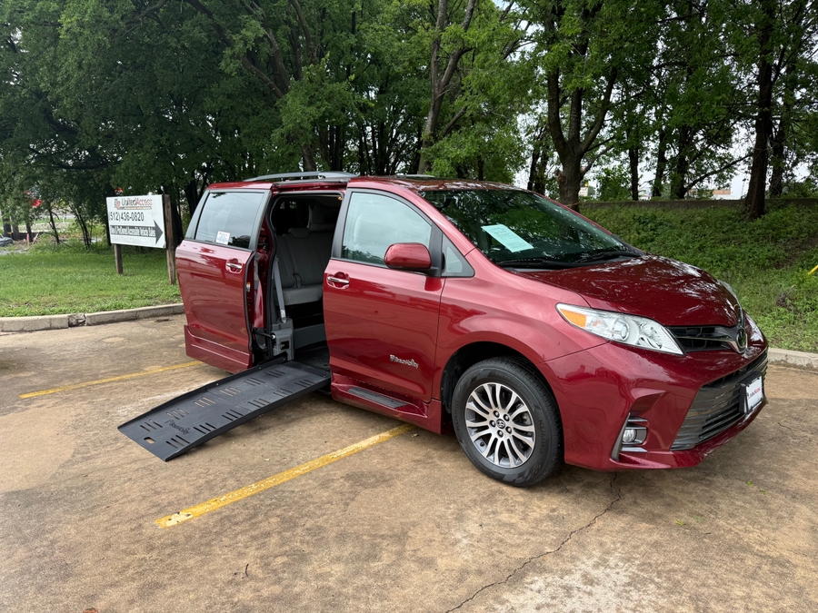 Used 2018 Toyota Sienna XLE - BraunAbility Side Entry Entry Fold Out Automatic Ramp