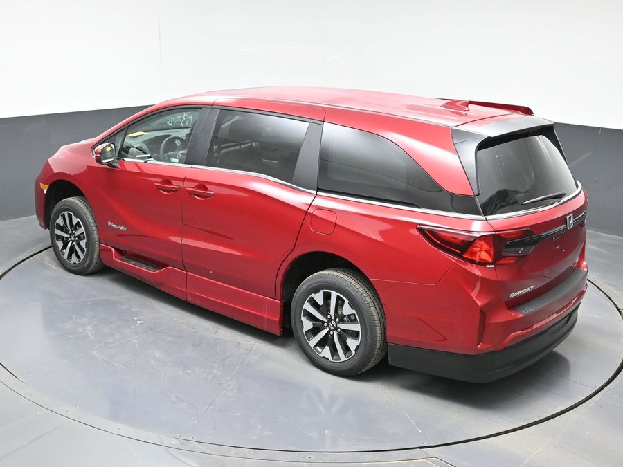 Red Honda Odyssey image number 12