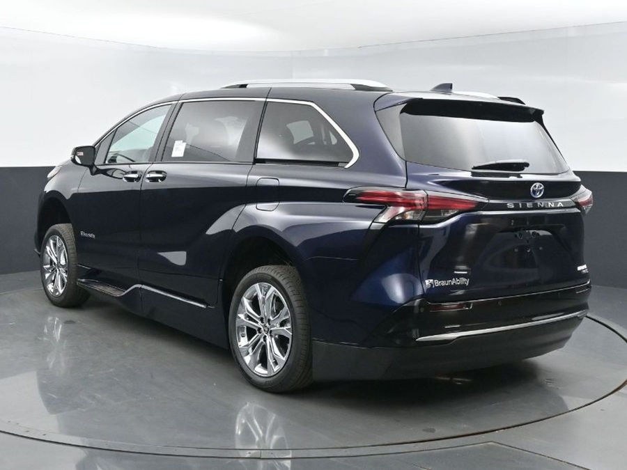 Blue Toyota Sienna image number 4