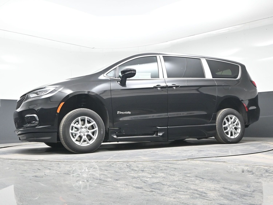 Black Chrysler Pacifica image number 19