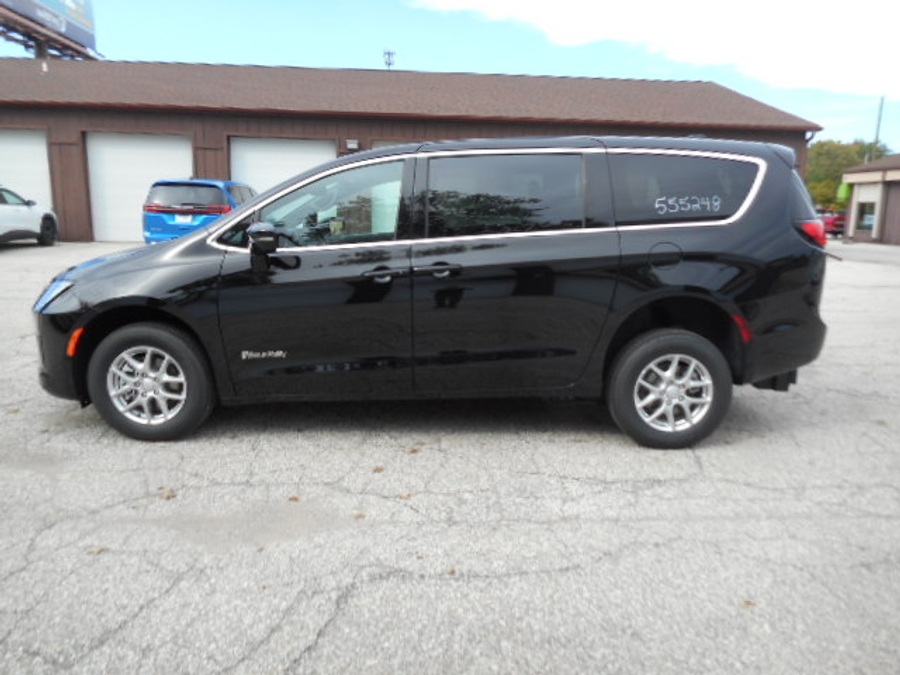 Black Chrysler Pacifica image number 3