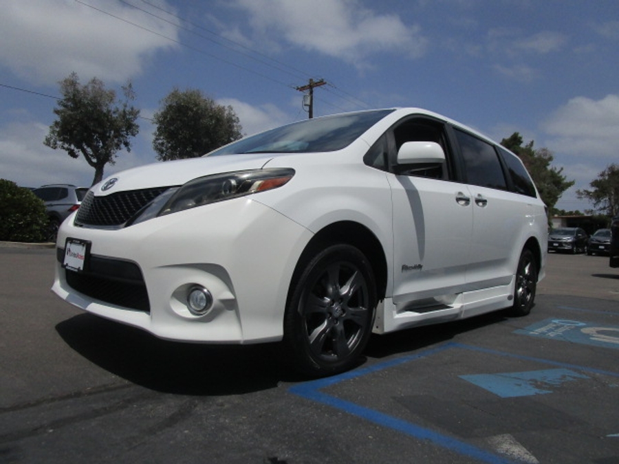 Used 2017 Toyota Sienna SE - BraunAbility Side Entry Entry In Floor Automatic Ramp