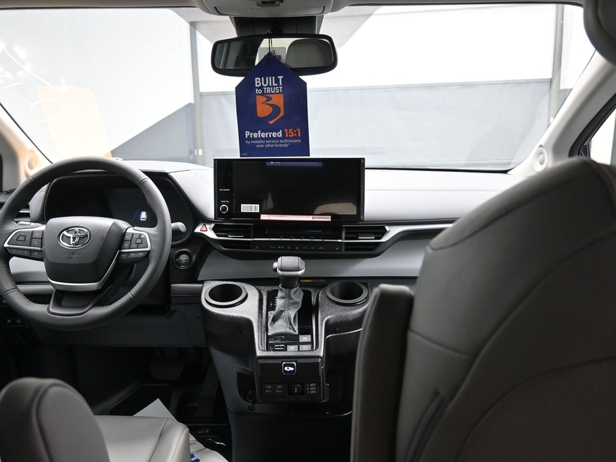 New 2025 Toyota Sienna Hybrid XLE Plus - BraunAbility Side Entry Entry Fold Out Automatic Ramp