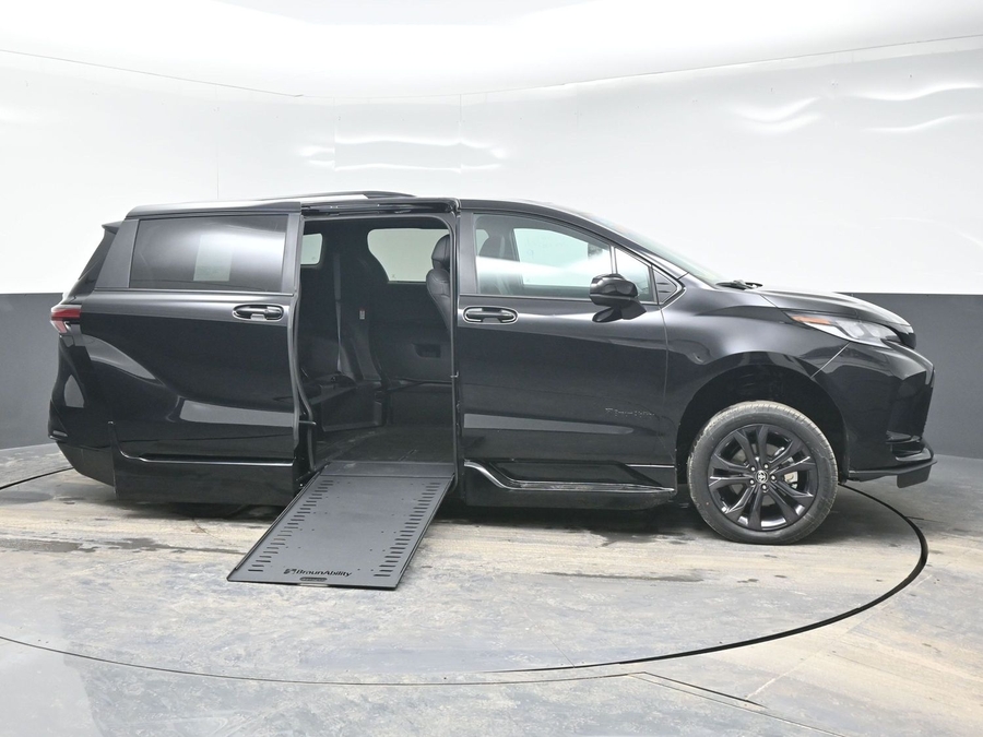 New 2025 Toyota Sienna Hybrid XSE Sport - BraunAbility Side Entry Entry In Floor Automatic Ramp