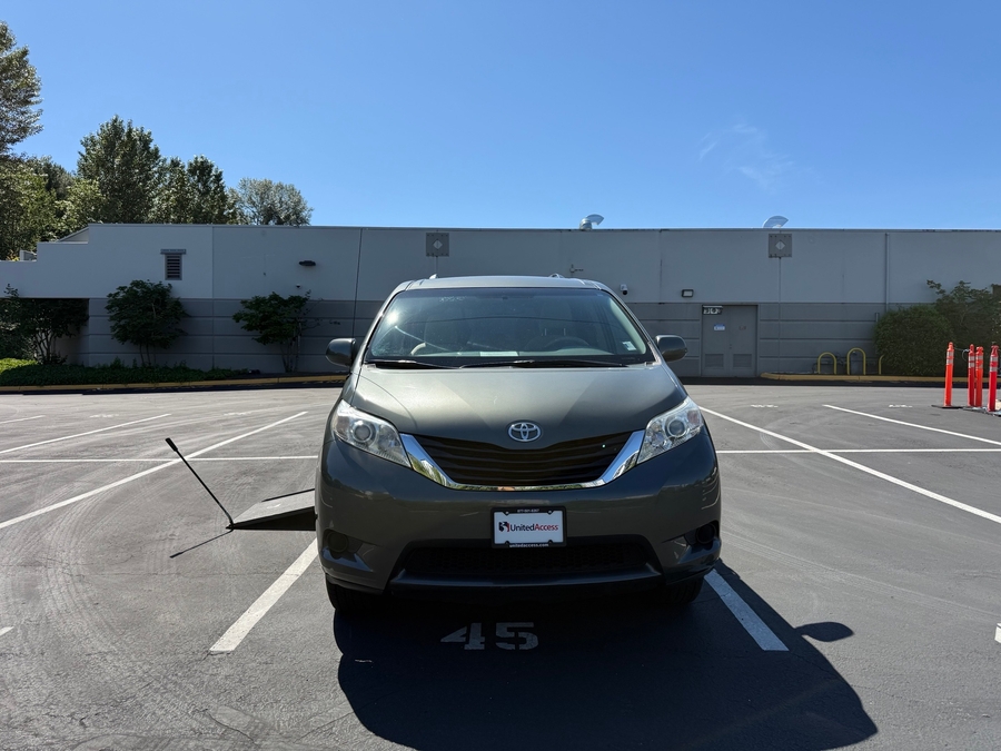 Used 2013 Toyota Sienna LE - VMI Side Entry Entry In Floor Manual Ramp