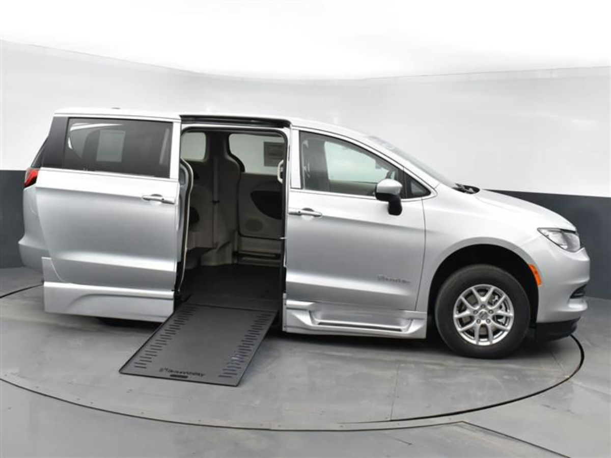 Wheelchair Van - New 2023 Chrysler Voyager PR538591