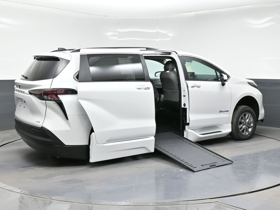 New 2026 Toyota Sienna Hybrid XLE Base - BraunAbility Side Entry Entry Fold Out Automatic Ramp