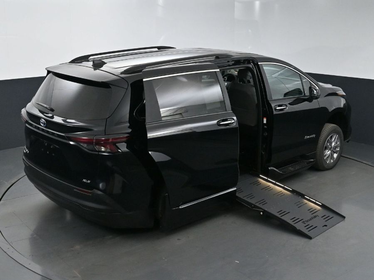 2025 TOYOTA SIENNA - Image 26