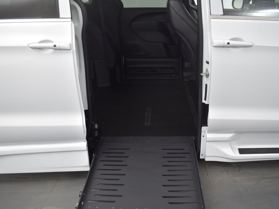 New 2025 Chrysler Pacifica Select Safety - BraunAbility Side Entry Entry Fold Out Automatic Ramp