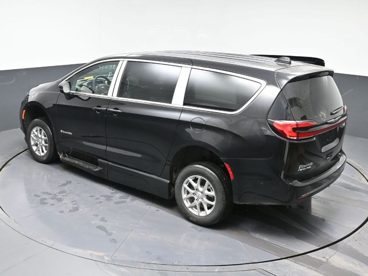 Black Chrysler Pacifica image number 25