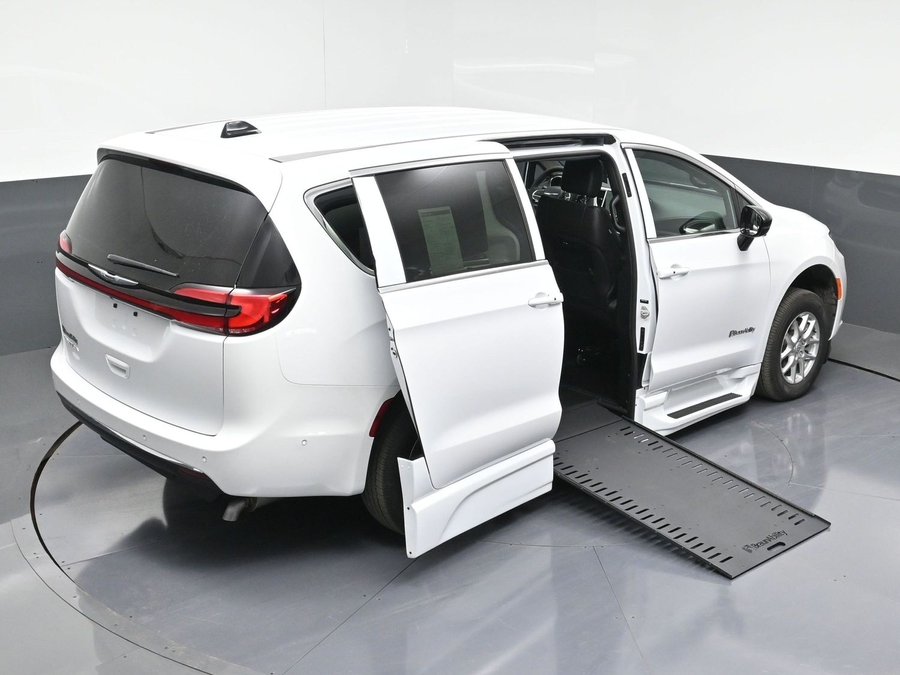 New 2025 Chrysler Pacifica Select Safety - BraunAbility Side Entry Entry In Floor Automatic Ramp