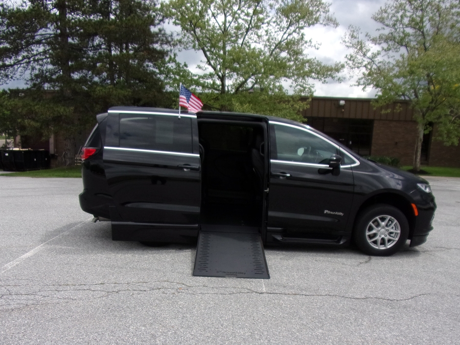 Black Chrysler Pacifica image number 7