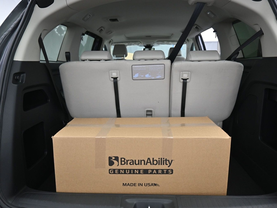 Grey Honda Odyssey image number 2