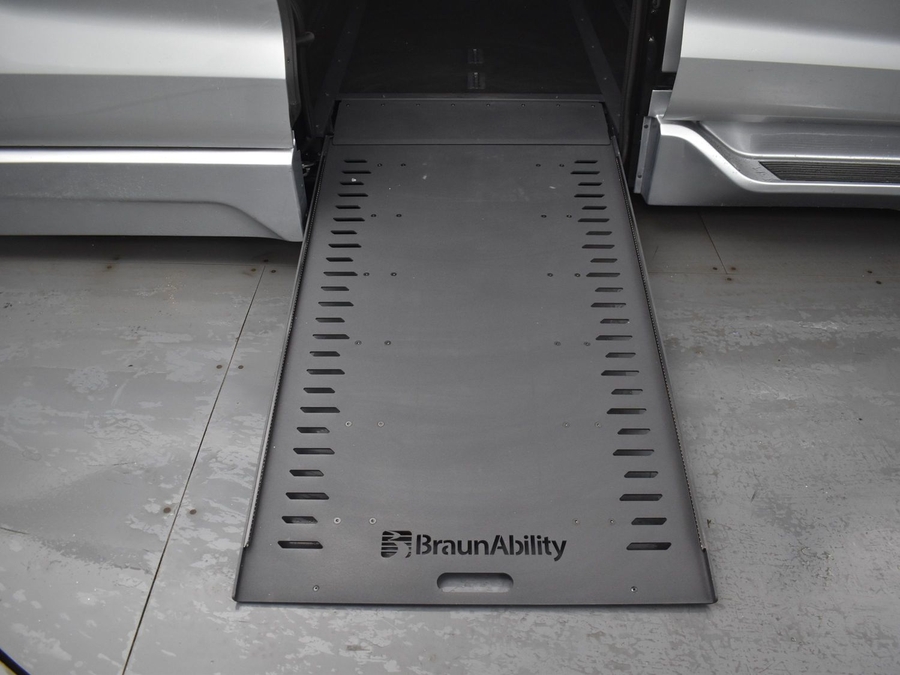 New 2025 Toyota Sienna Hybrid XLE Plus - BraunAbility Side Entry Entry In Floor Automatic Ramp