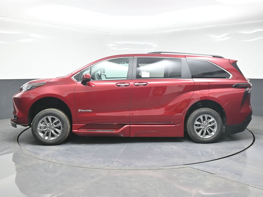 New 2025 Toyota Sienna Hybrid XLE Plus - BraunAbility Side Entry Entry In Floor Automatic Ramp
