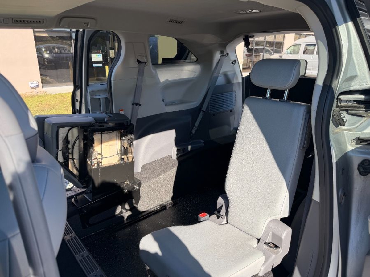 2024 TOYOTA SIENNA - Image 9