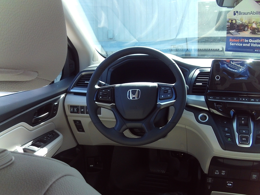 Grey Honda Odyssey image number 10