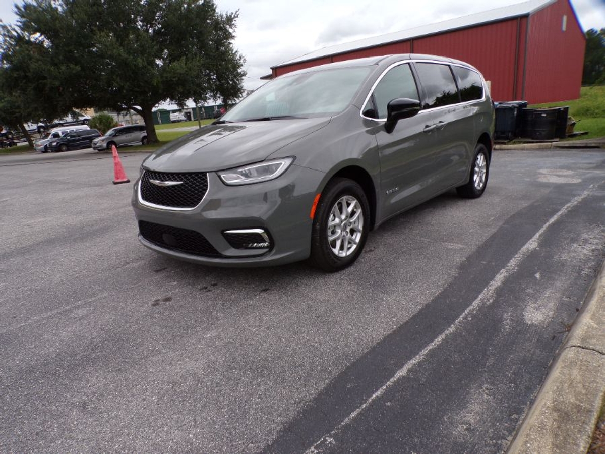 Grey Chrysler Pacifica image number 3