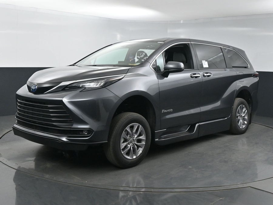 New 2025 Toyota Sienna Hybrid XLE Base - BraunAbility Side Entry Entry Fold Out Automatic Ramp