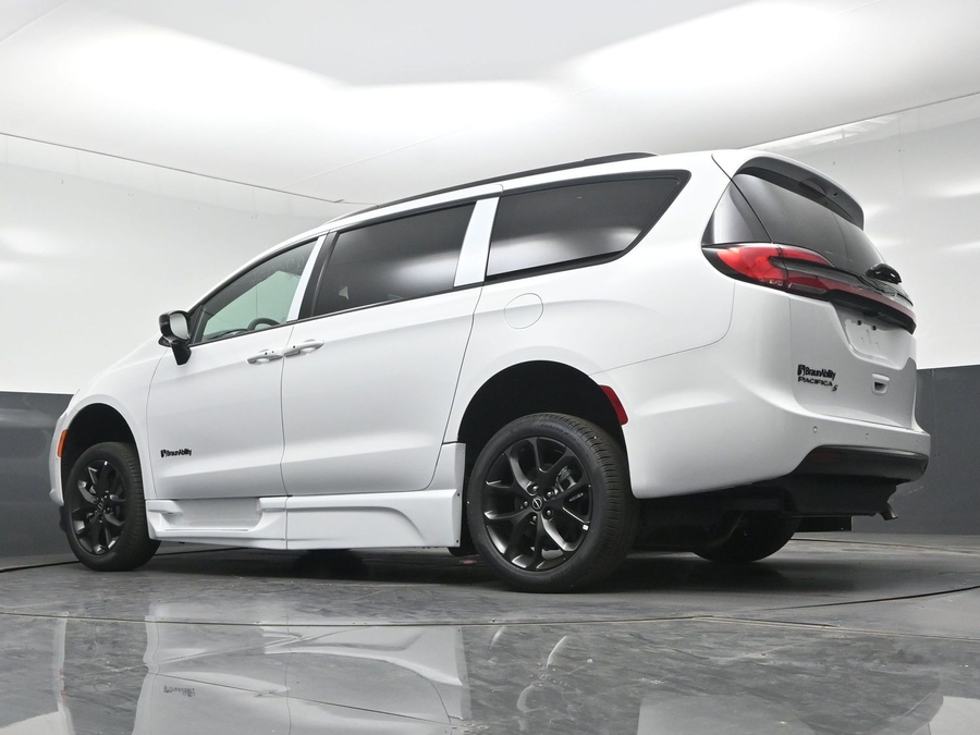 White Chrysler Voyager image number 23
