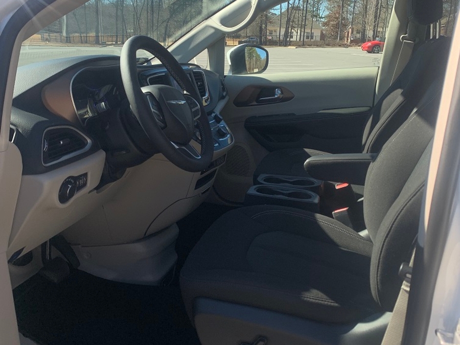 White Chrysler Pacifica image number 12