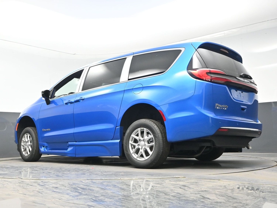 Blue Chrysler Pacifica image number 19