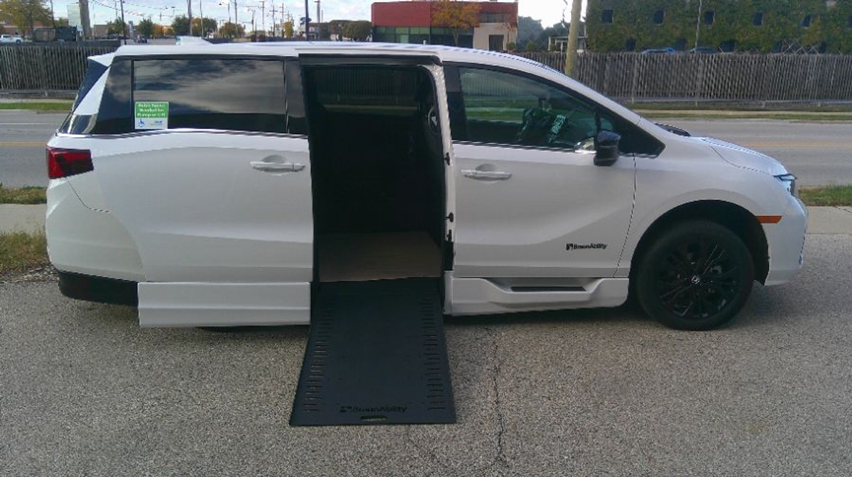 White Honda Odyssey with Side Entry Automatic In Floor ramp