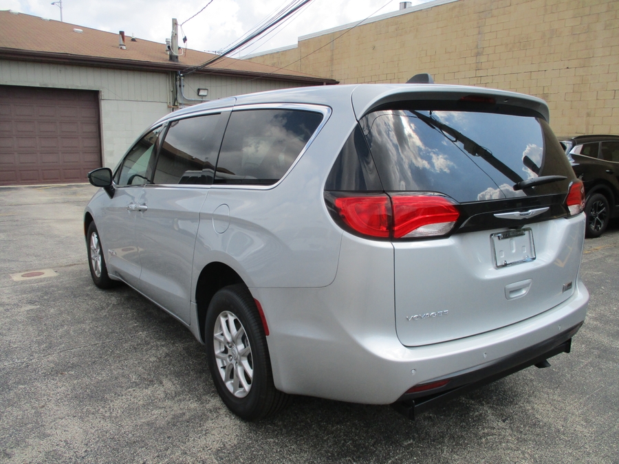 Silver Chrysler Voyager image number 4
